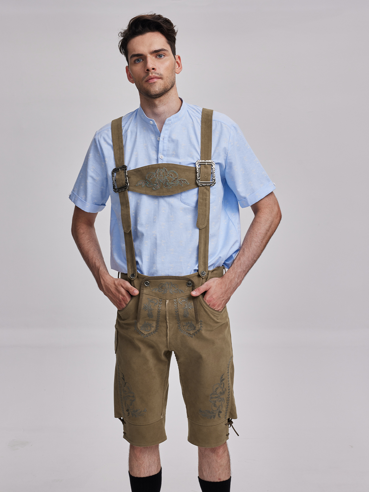 Braune Lederhose mit modernem Dirndl-Stil