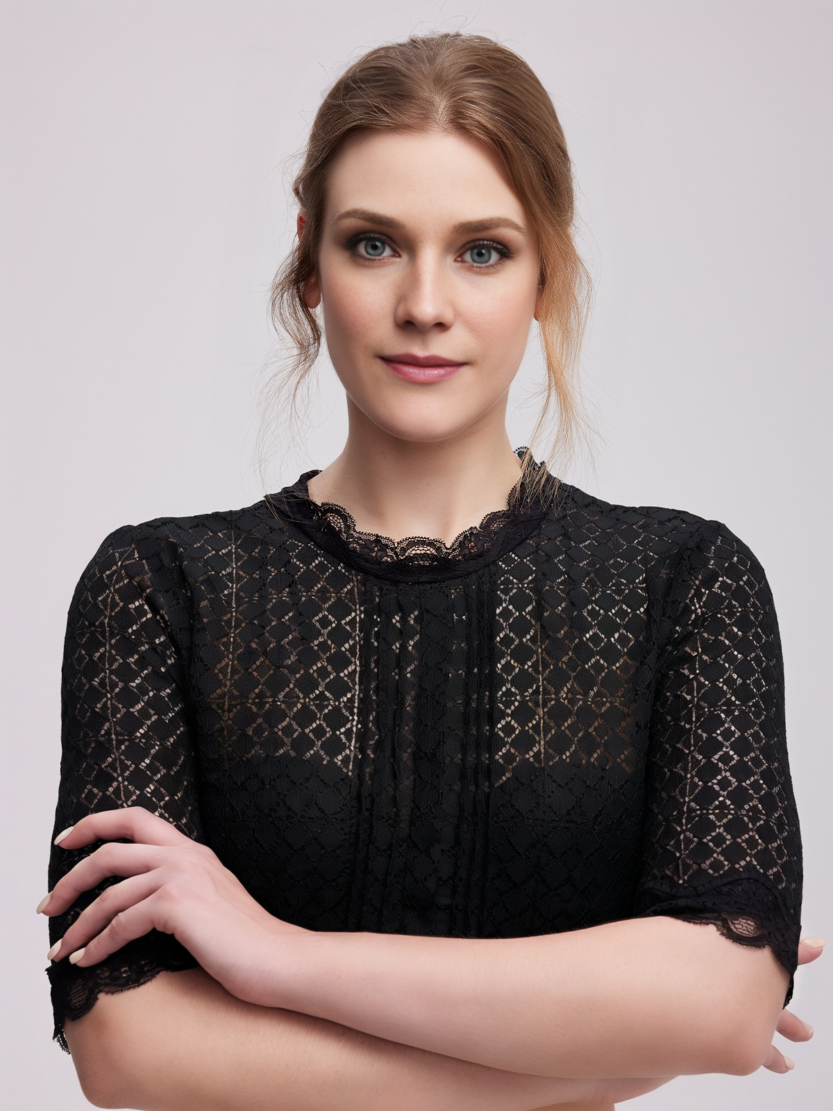 Dunkles Dirndl mit Spitzenbluse