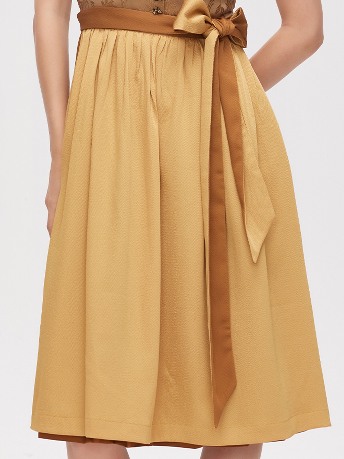 Hellblaues Dirndl mit gelber Schürze