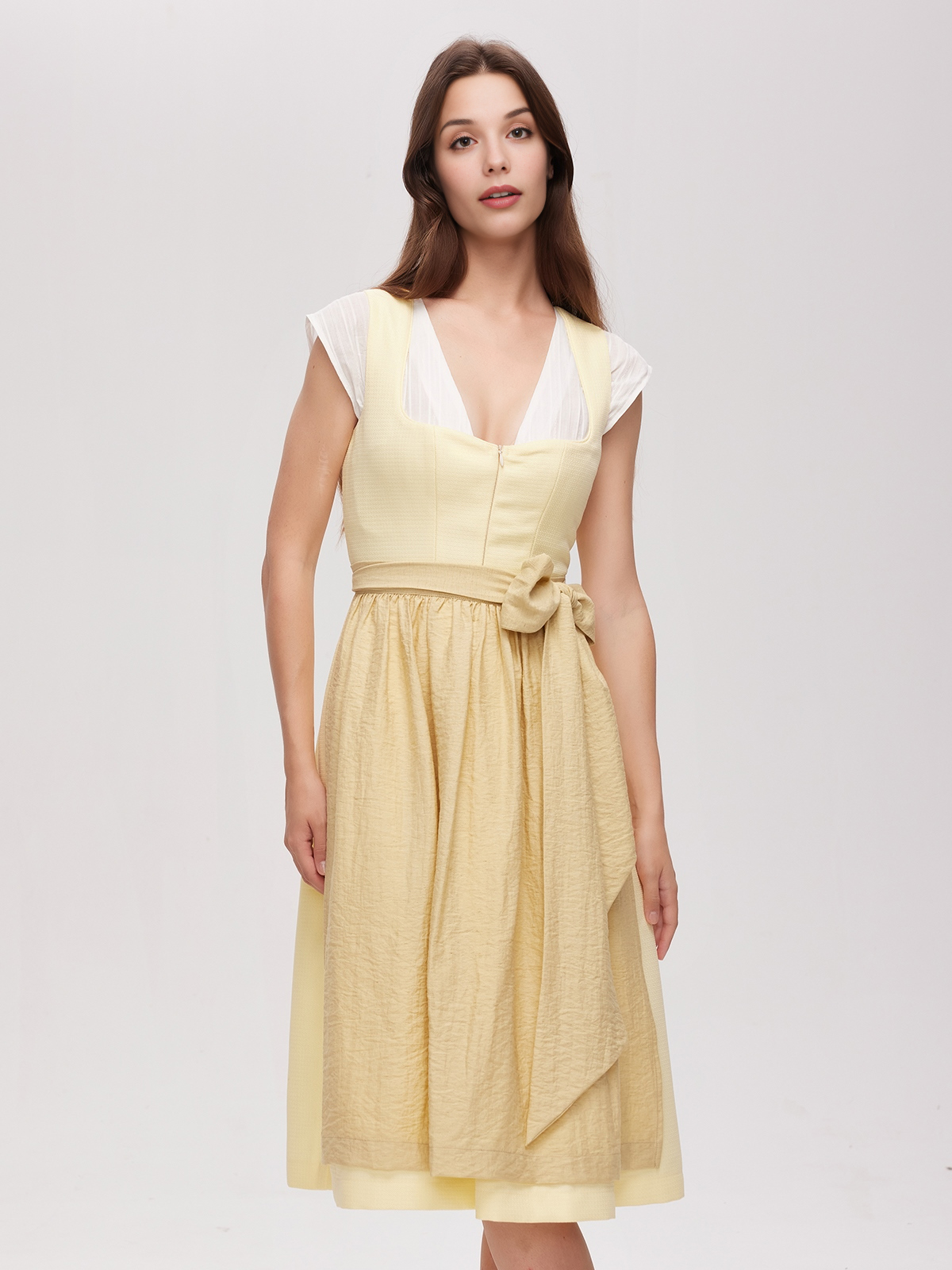 Dirndl Beige Samt in eleganter Ausführung