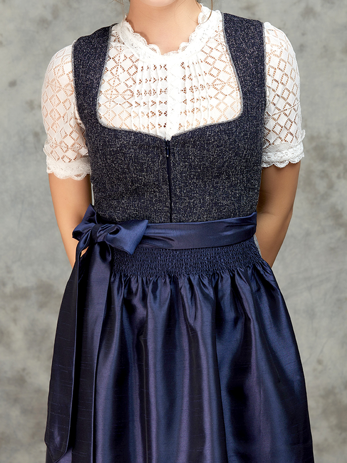 Moderne blaue Dirndl mit urbanem Stil