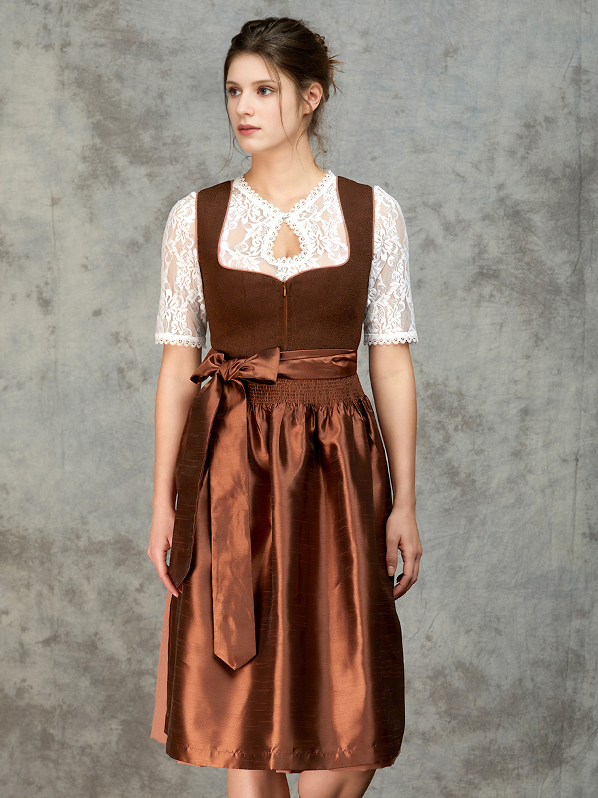 Modernes Dirndl in Braun