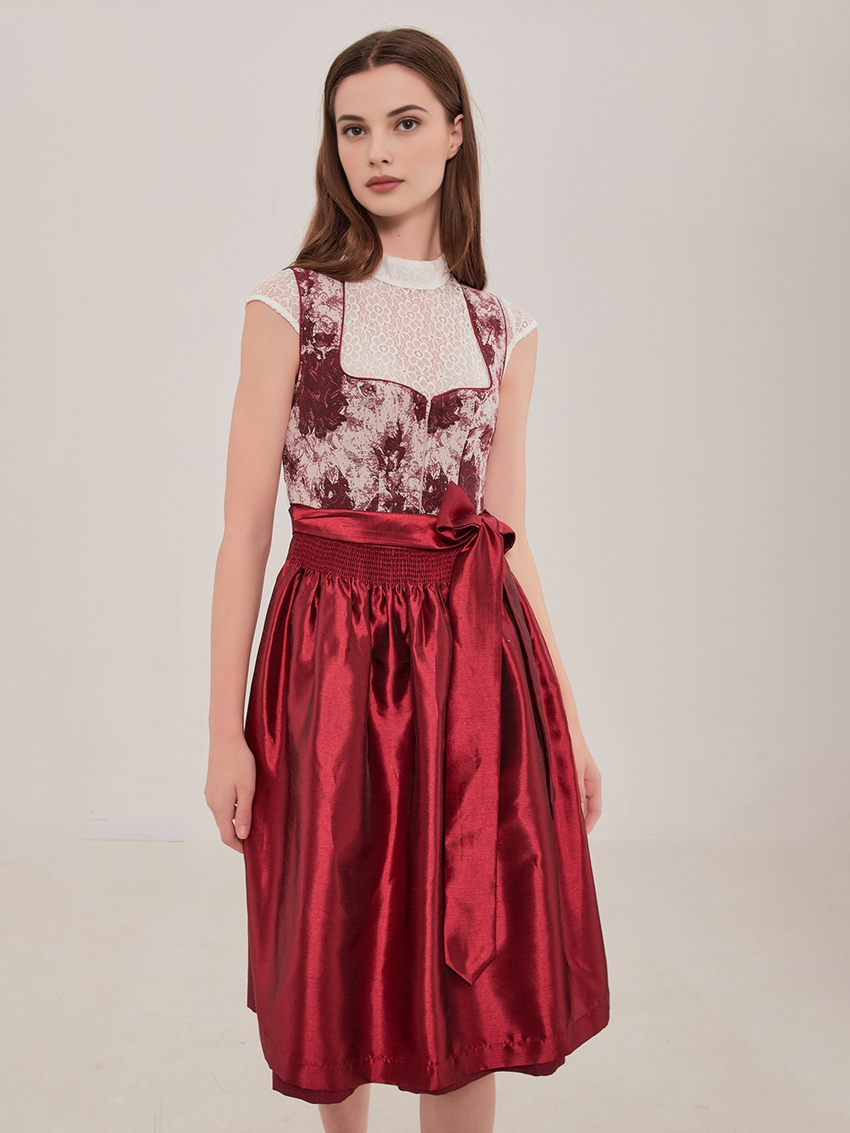 Modernes oranges Dirndl mit figurbetonter Silhouette