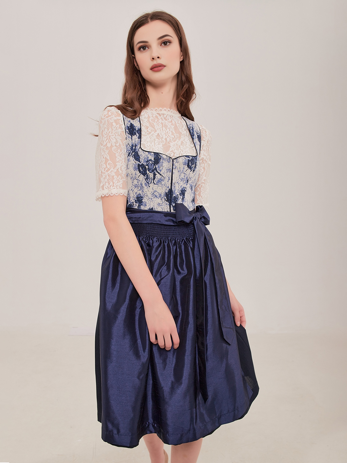 Modernes Dirndl in Blau