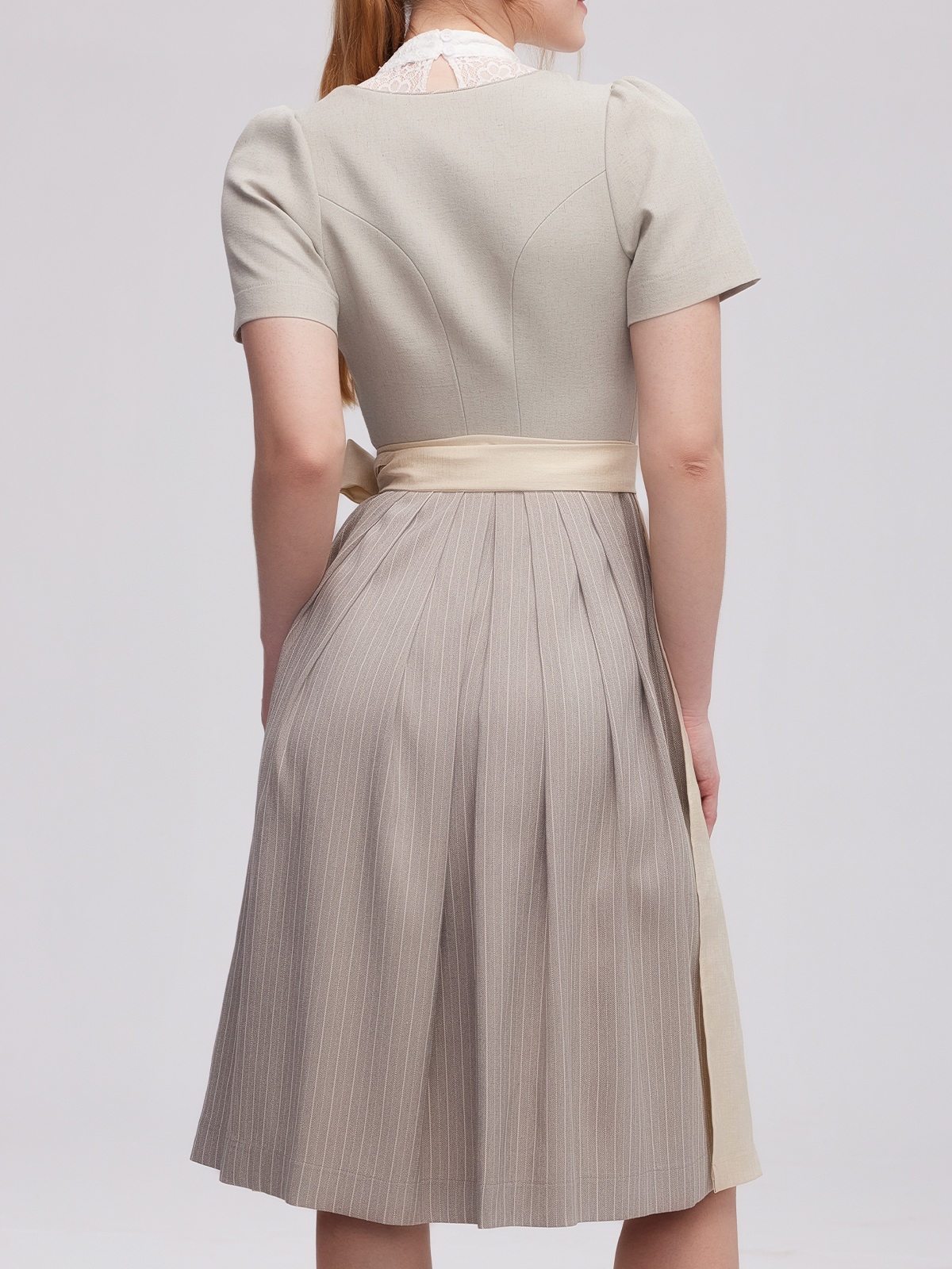 Rosa Dirndl mit grauem Mieder