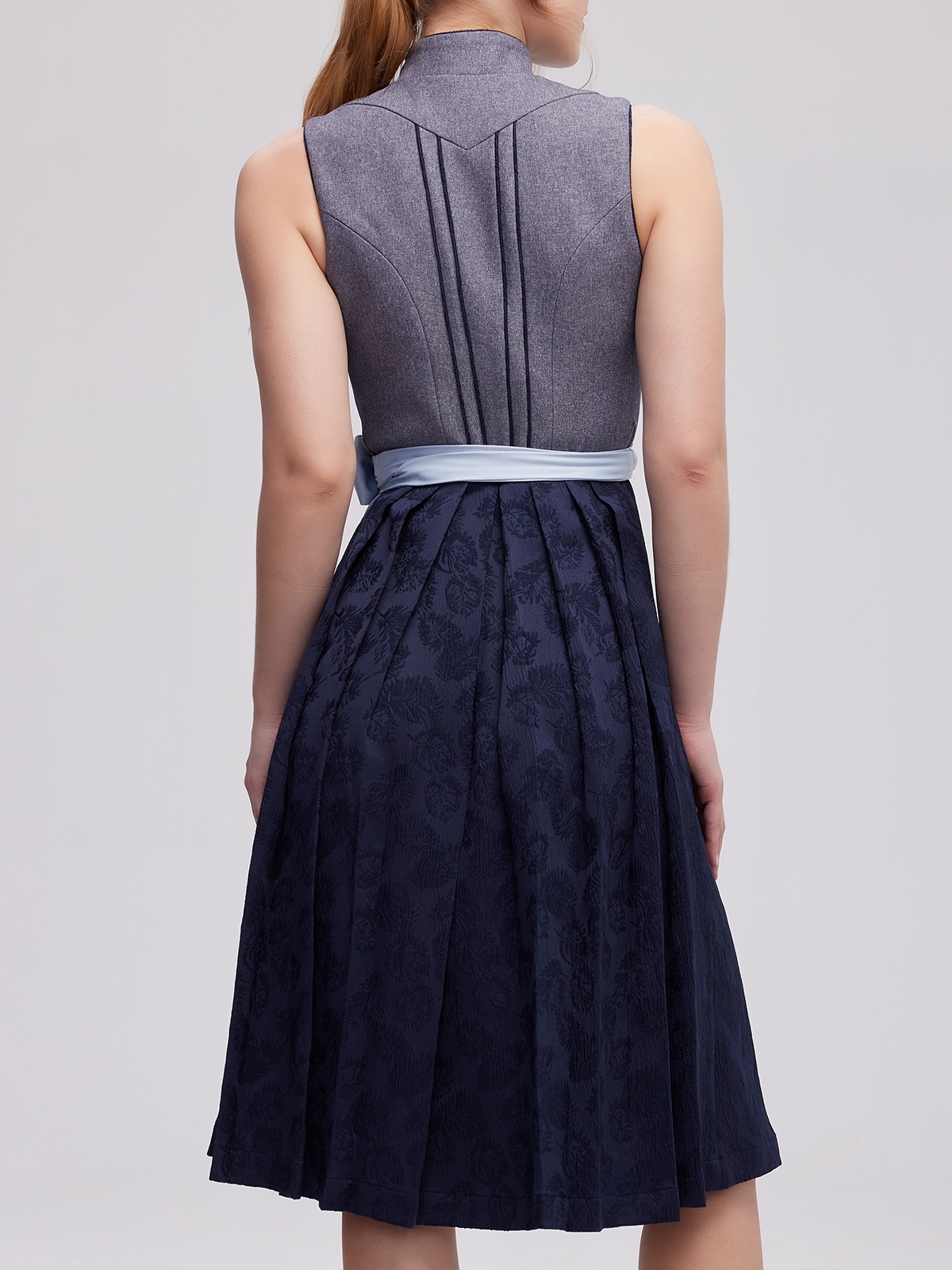 Modernes graues Dirndl mit schlankem Schnitt