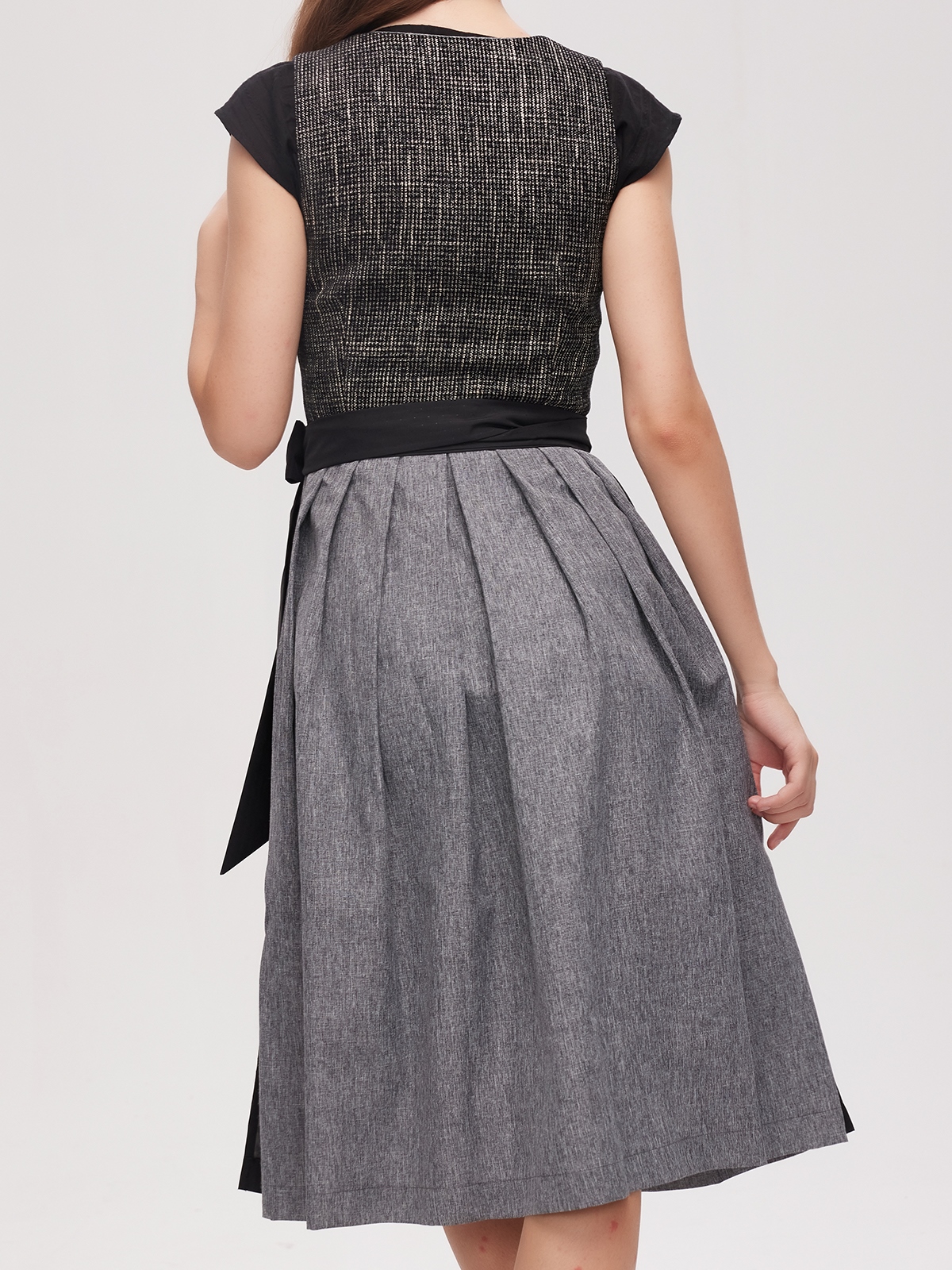 Schwarzes Dirndl mit eleganter Stickerei